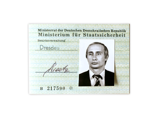 Halten Sie Putins Stasi-Dienstausweis in den eigenen Händen!